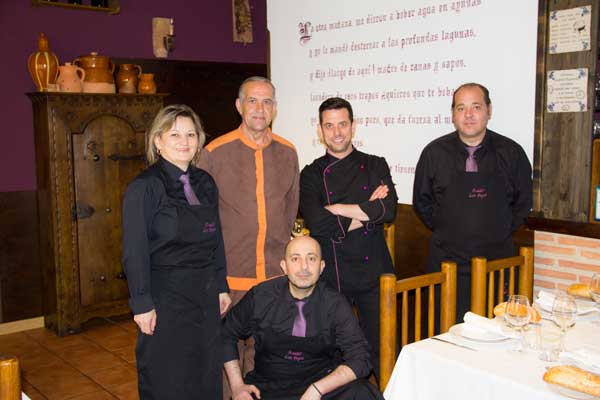 Los cinco componentes del equipo del Asador los Pepes posan en una sala del restaurante